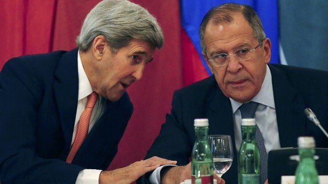 <p>
	Американският държавен секретар&nbsp;Джон Кери (вляво) разговаря с руския външен министър Сергей Лавров преди срещата във Виена. <em>Снимка: Ройтерс</em></p>
