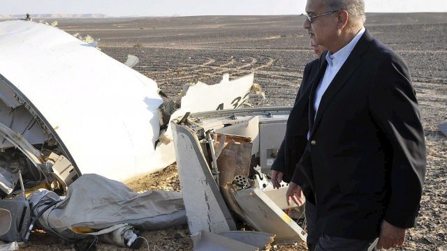 <p>
	Премиерът на Египет на мястото на катастрофата. <em>Снимка: Ройтерс</em></p>
