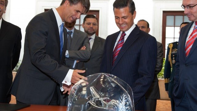 <p>
	Харолд Крюгер и Енрике Пеня Нието при подписването на договора за завода<em>. Снимка: BMW</em></p>
