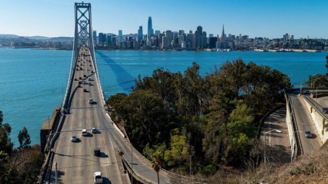 <p>
	Мостът в залива между Сан Франсиско и Оуклънд. <em>Снимка: Bloomberg</em></p>
