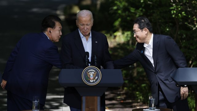 Южнокорейският държавен глава Юн Сук-йол (вляво), президентът на САЩ Джо Байдън (в средата) и японският премиер Фумио Кишида (вдясно) по време на тристранната среща в Кемп Дейвид. Снимка: Ting Shen/Bloomberg