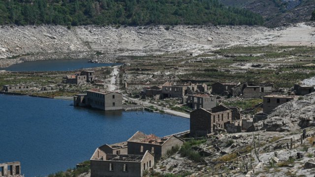 Къщи от потъналото село Асередо в Испания се показаха над водата по време на сушите миналото лято. Снимка:  Omar Marques/Anadolu Agency via Getty Images