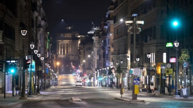 <p>
	Нощен Рим.&nbsp;<em>Снимка:&nbsp;EPA/MASSIMO PERCOSSI</em></p>
