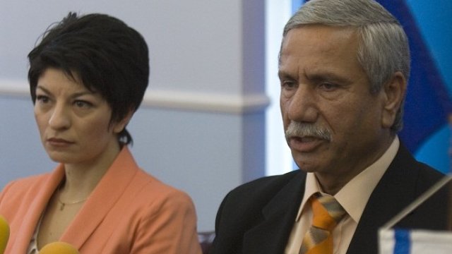 <p>
	Министърът на здравеопазването Десислава Атанасова се срещна с посланика на Израел у нас Шаул Камиса-Раз. <em>Снимка: БТА</em></p>
