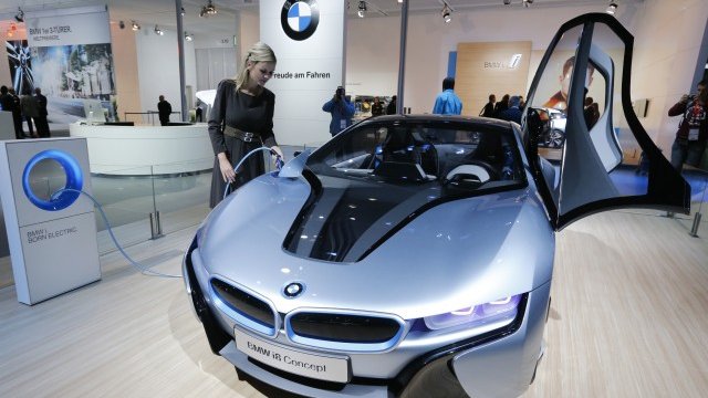 <p>
	Моделът i8 Concept на изложението в Лайпциг. <em>Снимка: Ройтерс</em></p>
