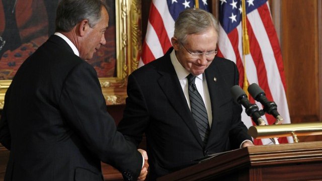 <p>
	Лидерът на Републиканската партия в Камарата на представителите Джон Бейнър (вляво) и лидерът на мнозинството на Демократическата партия в Сената Хари Рийд при сключването на споразумението. <em>Снимка: Ройтерс</em></p>
