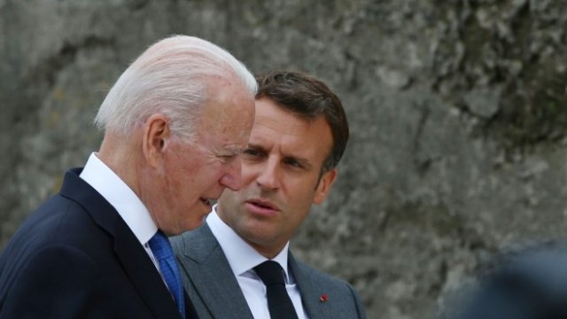 <p>
	Байдън и Макрон. <em>Снимка: Bloomberg</em></p>
