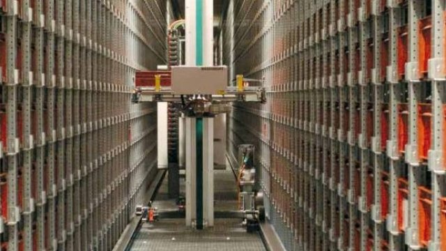 <p>
	<em>Автоматизирана складова система KNAPP Снимка: Софарма Трейдинг АД</em></p>
