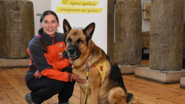 <p>
	Кучето Ялко и неговата водачка от Планинско-спасителната служба при БЧК Екатерина Ковачева. <em>Снимка: Райфайзенбанк-България</em></p>
