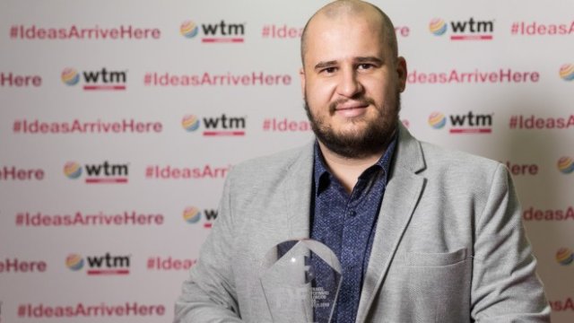 <p>
	Георги Златков от екипа на 15toGO с наградата за второ място от stratup надпреварата на едно от най-големите събития в туристическата индустрия в цял свят - World Travel Market в Лондон. <em>Снимка:&nbsp;15toGO</em></p>
