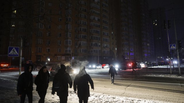 Хора с фенери по време на прекъсване на електрозахранването в Киев, 13 януари 2026 г. Снимка: БГНЕС/EPA/SERGEY DOLZHENKO