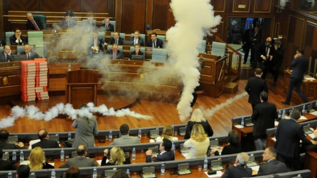 <p>
	Един от случаите на хвърлен сълзотворен газ в парламента на Косово днес. <em>Снимка: Ройтерс</em></p>
