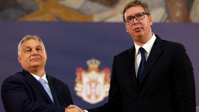 <p>
	<em>Премиерът на Унгария Виктор Орбан (вляво) и президентът на Сърбия Александър Вучич.</em>&nbsp;Снимка: ЕПА/БГНЕ</p>
