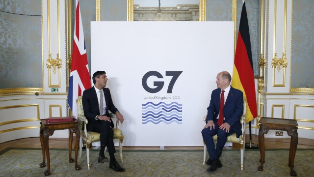 Британският премиер Риши Сунак (вляво) и германският канцлер Олаф Шолц (вдясно) по време на срещата на страните от Г-7 в Лондон през 2021 г. Източник: Bloomberg L.P.