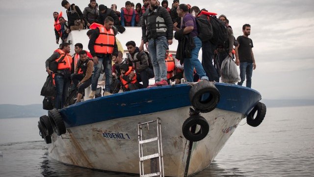 <p>
	Мигранти плават на турски кораб към гръцкия остров Лесбос. <em>Снимка: Ройтерс</em></p>
