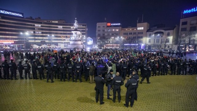 <p>
	Кадър от протеста пред Народното събрание <span lang="bg-BG">от миналата седмица.&nbsp;</span><em font-size:="" pt="" style="color: rgb(102, 102, 102); font-family: ">Снимка: Димитър Кьосемарлиев, Investor Media Group</em></p>
