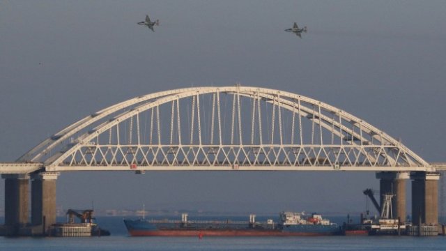 <p>
	Руски изтребители над моста. Снимка: Ройтерс</p>
