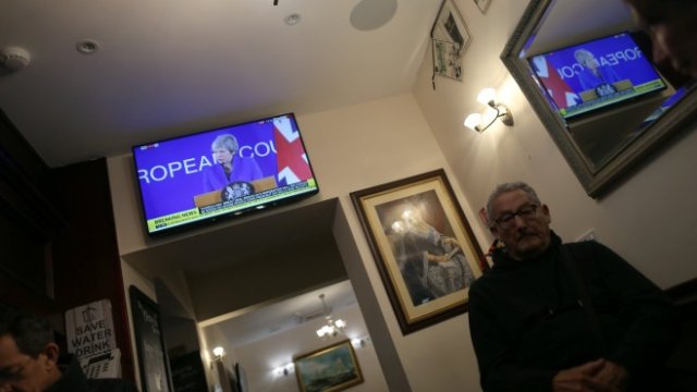 <p>
	Пресконференцията на премиера Тереза Мей в неделя, предавана на телевизор в бар в Гибралтар. Снимка: Ройтерс</p>
