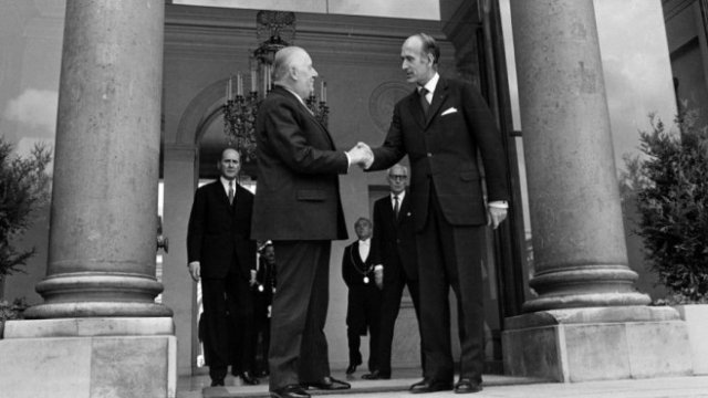 <p>
	Валери Жискар д&rsquo;Естен (вдясно) по време на встъпването му в длъжност като президент на Франция.<em>Снимка: архив Елисейски дворец</em></p>
