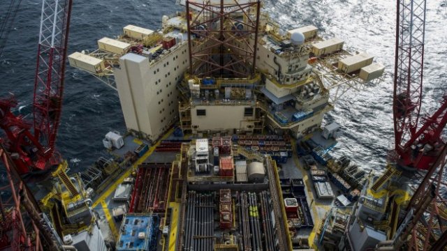 <p>
	Добив на петрол в Североно море. <em>Снимка: Bloomberg LP</em></p>
