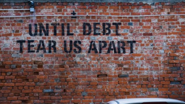 <p>
	<em>Снимка:&nbsp;</em>&nbsp;<a href="https://unsplash.com/@paramir?utm_source=unsplash&amp;utm_medium=referral&amp;utm_content=creditCopyText">Ehud Neuhaus</a>&nbsp;on&nbsp;<a href="https://unsplash.com/s/photos/debt?utm_source=unsplash&amp;utm_medium=referral&amp;utm_content=creditCopyText">Unsplash</a></p>
