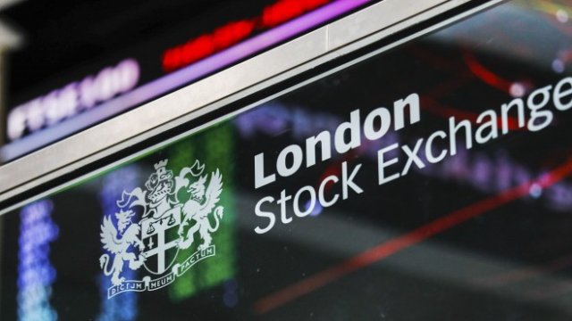 <p>
	Логото на Лондонската фондова борса (LSE) пред информацията за цените на акциите на FTSE 100 в атриума на офисите на London Stock Exchange Group Plc в Лондон, Великобритания. &nbsp;<em>Снимка: Luke MacGregor/Bloomberg</em></p>
