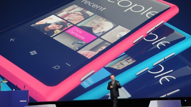 <p>
	Главният изпълнителен директор на Nokia Стивън Елъп по време на представянето. <em>Снимка: Ройтерс</em></p>
