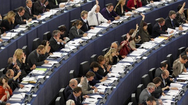 <p>
	Членове на Европейския парламент по време на работен момент от сесията в Страсбург. <em>Снимка: Ройтерс</em></p>
