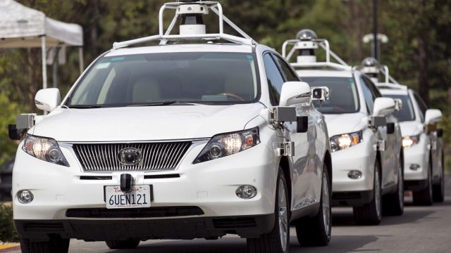 <p>
	Част от флотилията безпилотни коли на Google. <em>Снимка: Ройтерс</em></p>
