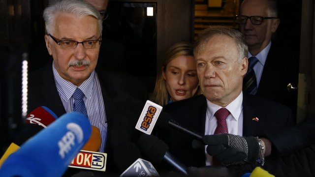 <p>
	Германският посланик във Варшава Ролф Никел и външният министър на Полша Витолд Вашчиковски <em>Снимка: архив Ройтерс</em></p>
