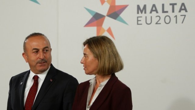 <p>
	Мевлют Чавушоглу и&nbsp;Федерика Могерини на срещата в Малта. <em>Снимка: Ройтерс</em></p>
