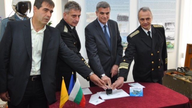 <p>
	Юбилеят на българската морска авиация беше отбелязан и във Военноморския музей във Варна. Там беше валидирана пощенска марка за годишнината.&nbsp;&nbsp;<em>Снимка: Пламен Гутинов, агенция &quot;Черно море&quot;</em></p>
