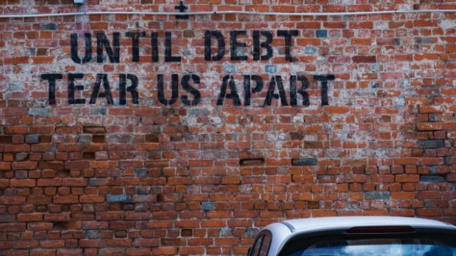 <p>
	Снимка: <a href="https://unsplash.com/@paramir?utm_source=unsplash&amp;utm_medium=referral&amp;utm_content=creditCopyText">Ehud Neuhaus</a> on <a href="https://unsplash.com/s/photos/debt?utm_source=unsplash&amp;utm_medium=referral&amp;utm_content=creditCopyText">Unsplash</a></p>
