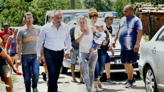 <p>
	Румен Порожанов в засегнатото от заразата по животните село Шарково, 14 юли 2018 г. <em>Снимка: БТА</em></p>
