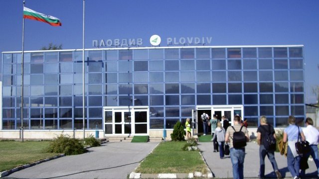 <p>
	Сградата на Летище Пловдив. Снимка: Wikimedia</p>
