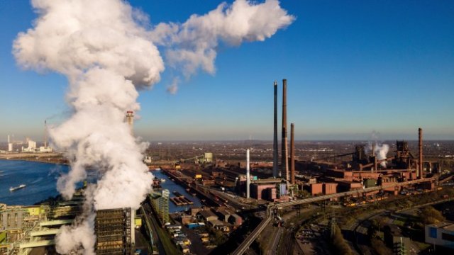 <p>
	<em>Завод на ThyssenKrupp в Дуисбург. Снимка: EPA</em></p>
