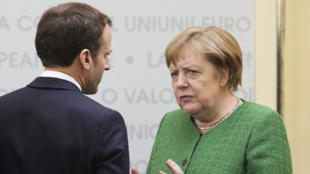 <p>
	Френският президент Еманюел Макрон (вляво) и германският канцлер Ангела Меркел (вдясно). <em>Снимка: Ройтерс</em></p>
