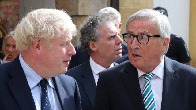 <p>
	Британският премиер Борис Джонсън (вляво) и председателят на ЕК Жан-Клод Юнкер.<em> Снимка: Ройтерс</em></p>
