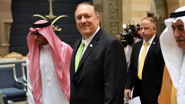 <p>
	Американският държавен секретар Майк Помпео (в средата).&nbsp;<em>Снимка: Ройтерс</em></p>
