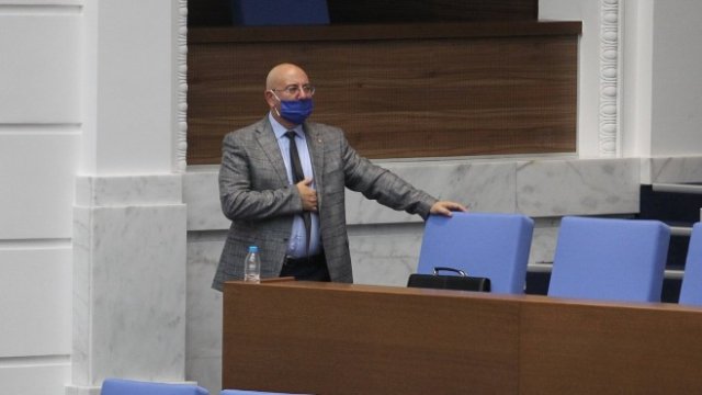 <p>
	<em>Емил Димитров в Народното събрание. Снимка: Димитър Кьосемарлиев, Investor Media Group</em></p>
