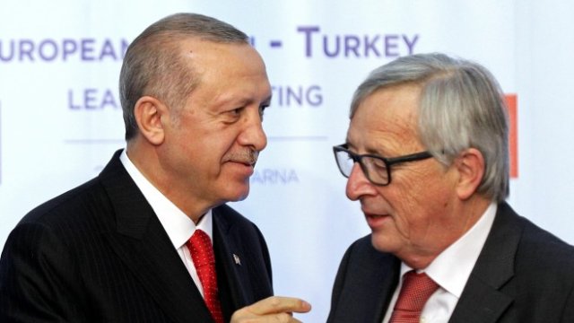 <p>
	Реджеп Ердоган и Жан-Клод Юнкер по време на срещата си във Варна по-рано тази година <em>Снимка: Ройтерс</em></p>
