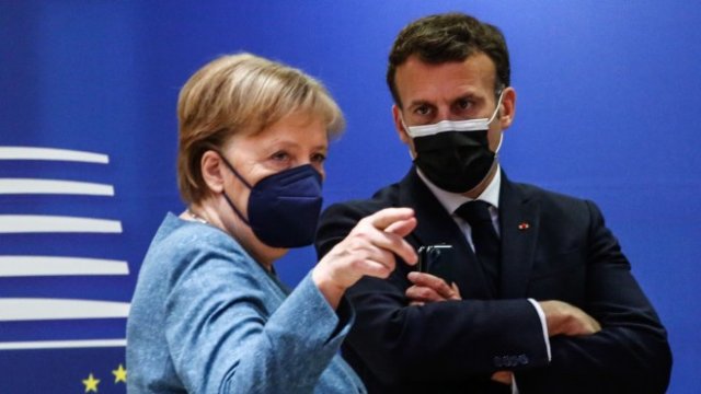 <p>
	Меркел (вляво) и Макрон. <em>Снимка: Hans Lucas/Bloomberg</em></p>
