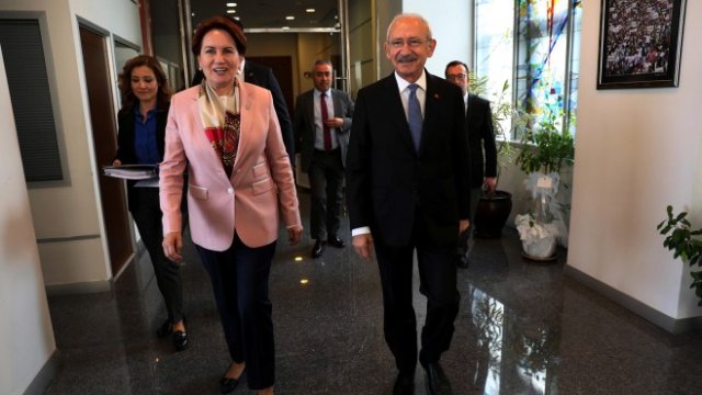 <p>
	Лидерите на Добрата партия и&nbsp;РНП Мерал Акшенер и Кемал Кълъчдароглу по време на срещата си миналия месец в Анкара. <em>Снимка: Ройтерс</em></p>
