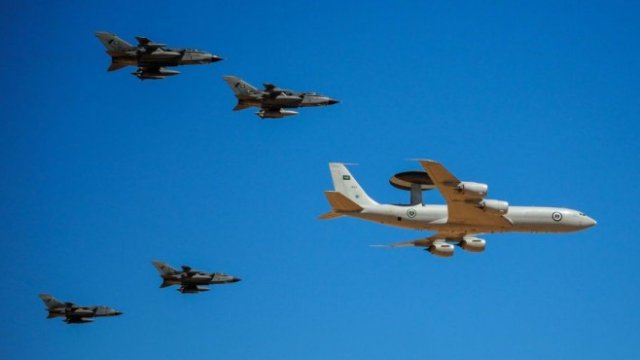 <p>
	Саудитски военни самолети. <em>Снимка: Ryan Olson/Bloomberg</em></p>
