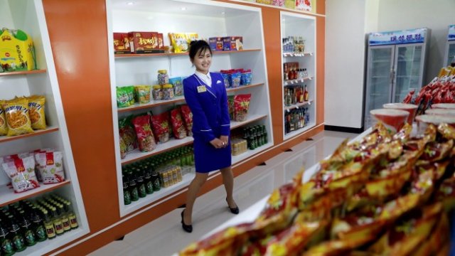 <p>
	Откриването на магазин в Северна Корея. <em>Снимка: Архив Ройтерс&nbsp;</em></p>
