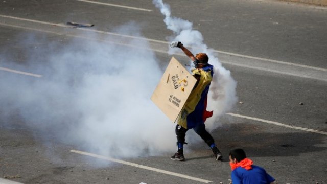 <p>
	Протестите в столицата Каракас ескалират. <em>Снимка: Ройтерс</em></p>
