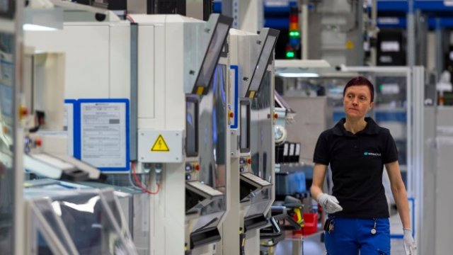 <p>
	Завод на Daimler. <em>Снимка: Ройтерс</em></p>
