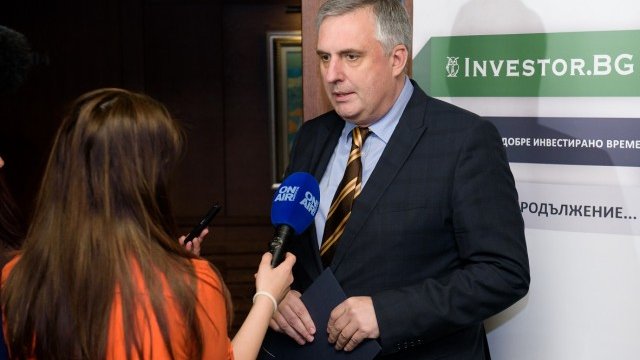 <p>
	Ивайло Калфин по време на&nbsp;Клуб Инвестор на тема &bdquo;Инвестиции за устойчив растеж в аутсорсинг сектора&ldquo;. <em>Снимка: Investor.bg</em></p>
