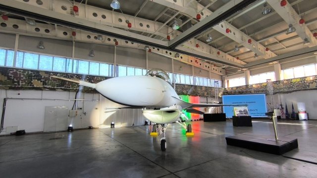 Първият български изтребител F-16 Block 70 в авиобаза &quot;Граф Игнатиево&quot;. Снимка: Министерски съвет