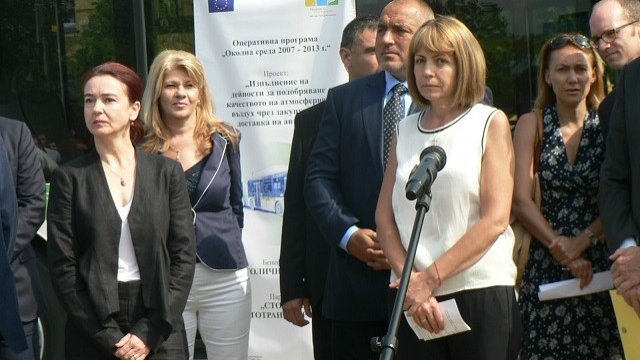 <p>
	Кметът на София Йорданка Фандъкова представи автобусите на метан, които се движат от днес в столицата. <em>Снимка: Investor.bg</em></p>
